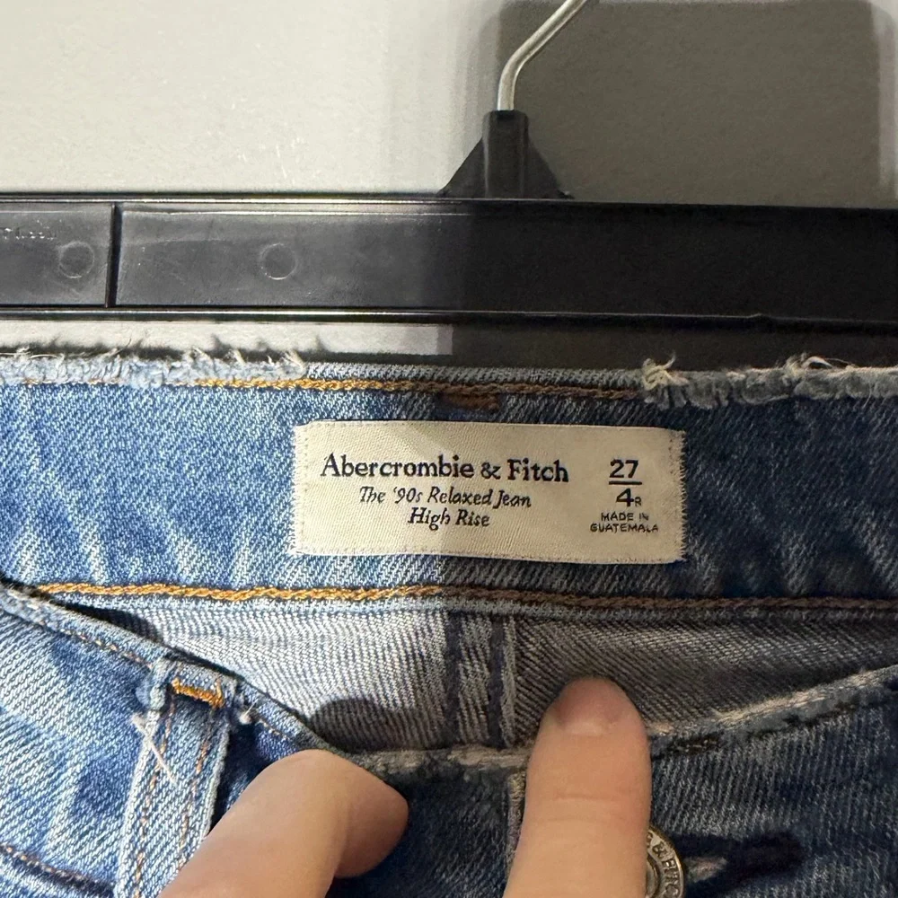 Abercrombie & Fitch The 90s Relaxed High Rise Jean Size 27/4S - Picture 2 of 3